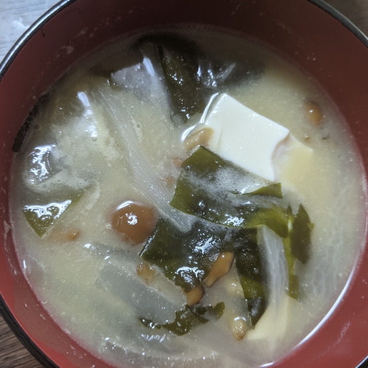 豆腐と玉ねぎとわかめのナメコ汁